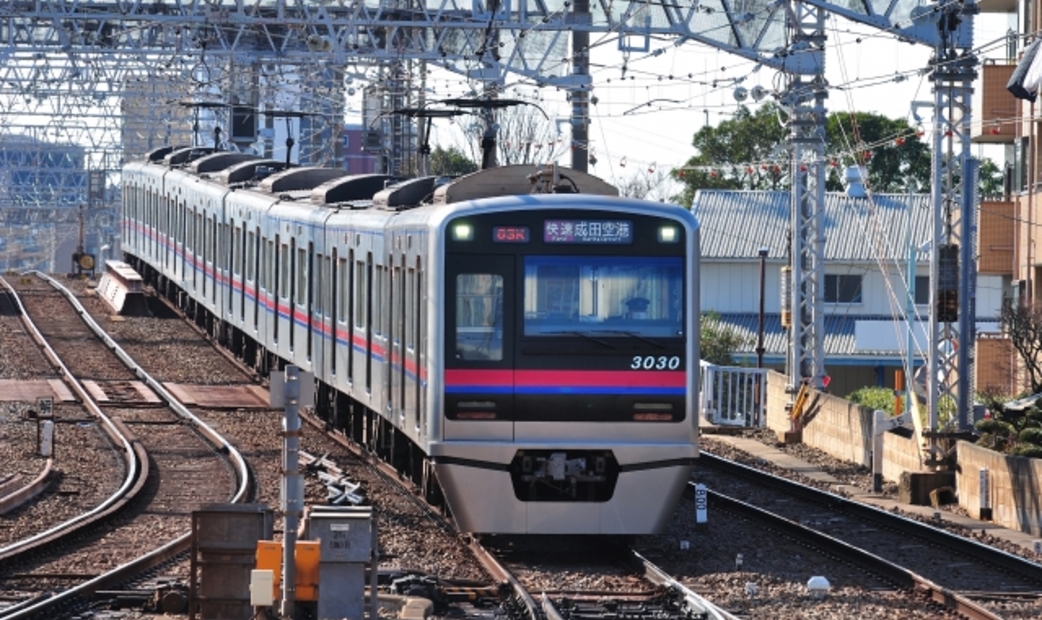 開往成田機場的京成本線電車