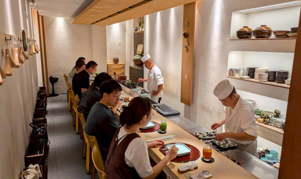 2025年8月　日本最高峰の名店プロデュースの人気店 串を刺さない新感覚の懐石風焼鳥「鳥焼き 小花」でLight Course, Full Experience特別イベント開催！